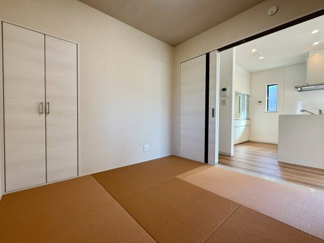 高知市福井町A号地 新築一戸建て　の和室|リビング横の和室はくつろぎや来客対応にも便利。使い勝手の良い一室。