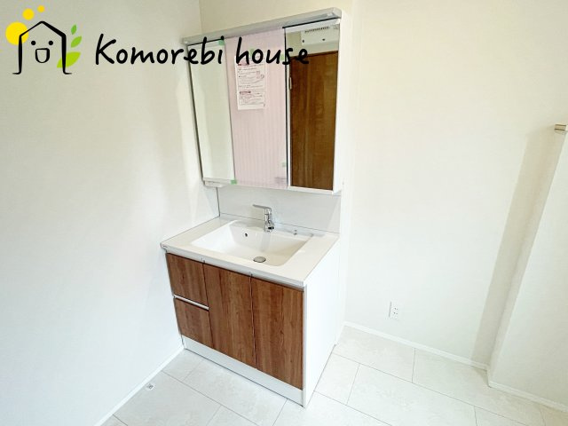 上尾市浅間台　新築一戸建て　タマタウン　01の独立洗面台|独立洗面台あり、毎朝おしゃれに忙しい女性の方におすすめです