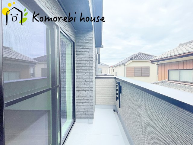上尾市浅間台　新築一戸建て　タマタウン　01のバルコニー|外からの目が気にならないバルコニーで洗濯物が干せます