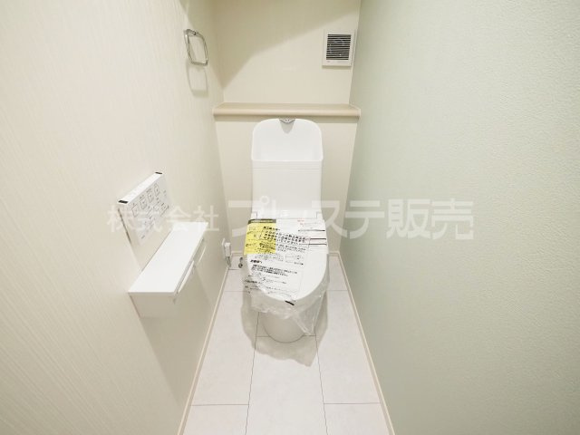 奈良市法蓮町の新築一戸建 全２区画 ３のトイレ|現地写真（２号地１階トイレ）温水洗浄便座を標準装備！