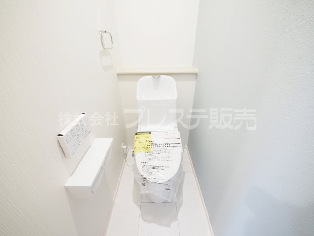 奈良市法蓮町の新築一戸建 全２区画 ３のトイレ|現地写真（２号地２階トイレ）温水洗浄便座を標準装備！