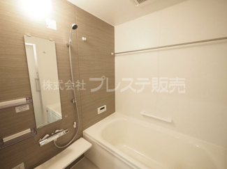 【浴室】 | 奈良市法蓮町の新築一戸建 全２区画 ３ | 現地写真（２号地浴室）浴室暖房乾燥機を標準装備！