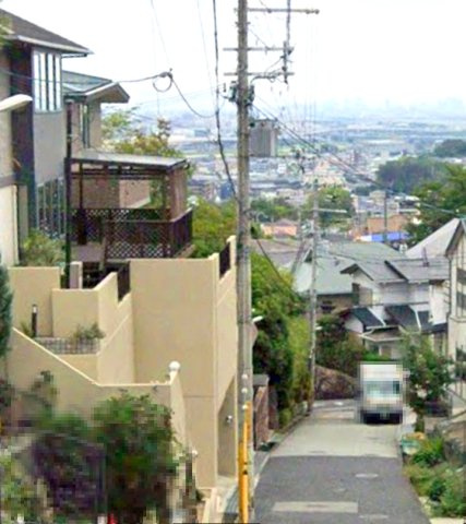 雲雀丘山手1丁目　の外観|開放的なウッドデッキ、ご家族でBBQを楽しめます。夕涼みをしながら家族とのたしい時間の思い出を増やしてくれそうですね。
