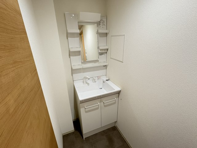 サンハイツ桑山の洗面所|現在リノベーション工事中です。色仕様は現況優先になります。