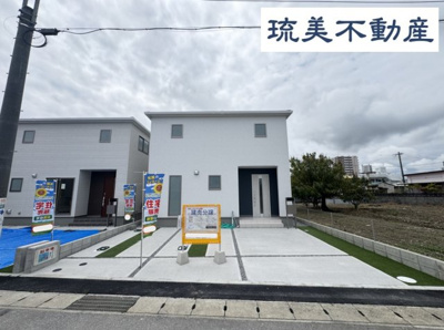 【外観】 | 西原町小那覇（全3棟）1号棟 | 1号棟　並列駐車3台可♪