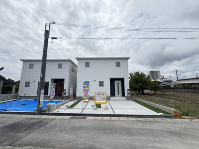 【外観】 | 西原町小那覇（全3棟）1号棟 | 1号棟　並列駐車3台可♪