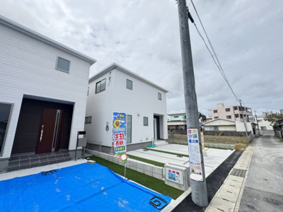 【外観】 | 西原町小那覇（全3棟）1号棟 | 1号棟　並列駐車3台可♪