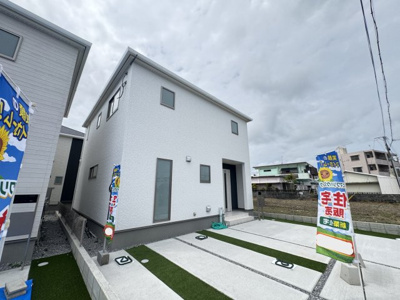 【外観】 | 西原町小那覇（全3棟）1号棟 | 1号棟　並列駐車3台可♪