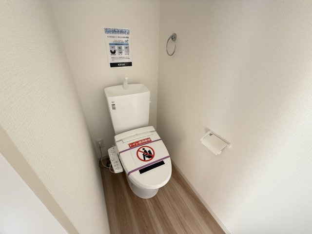 アーバンスタイル前橋下新田町1期　3号棟のトイレ|1階トイレです。清潔感のある白を基調としています。
温水洗浄・便座暖房機能の付いた快適なトイレです☆