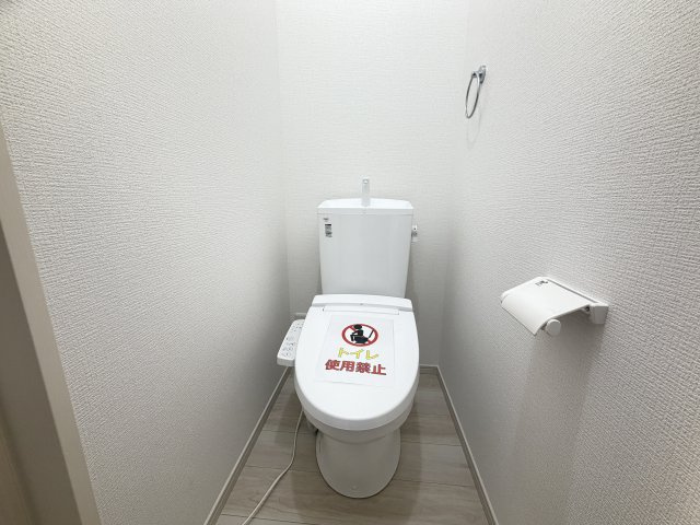 アーバンスタイル前橋下新田町1期　3号棟のトイレ|1階トイレです。清潔感のある白を基調としています。
温水洗浄・便座暖房機能の付いた快適なトイレです☆
