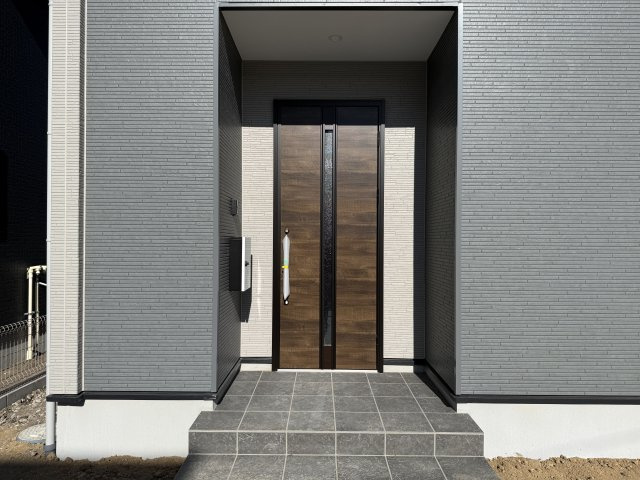 アーバンスタイル前橋下新田町1期　3号棟の玄関|玄関も使い勝手が良いですよ！タイル敷なのでお掃除も楽々ですよ♪