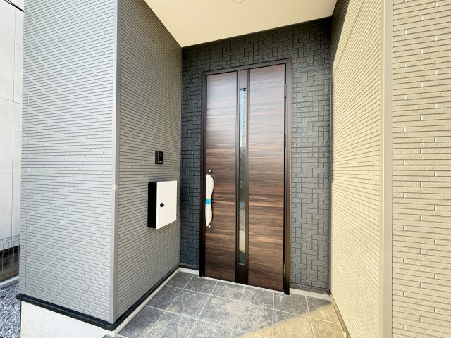 アーバンスタイル前橋下新田町1期　3号棟の玄関|玄関も使い勝手が良いですよ！タイル敷なのでお掃除も楽々ですよ♪