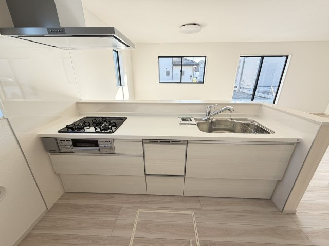 アーバンスタイル前橋下新田町1期　3号棟のキッチン|人気のカウンターキッチン採用です☆
コンロも３口ご用意しています！調理スペースも広くストレスなくお料理できます。
浄水器つきなので美味しいお水も飲めますよ♪
収納も沢山ご用意しています。