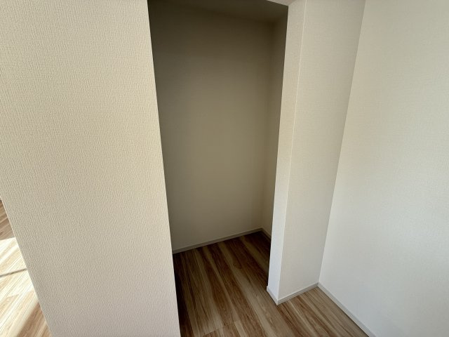 アーバンスタイル前橋下新田町1期　3号棟の収納|キッチン横にパントリー収納付きです☆棚を置いてストック品や調理器具の収納に重宝しますよ！