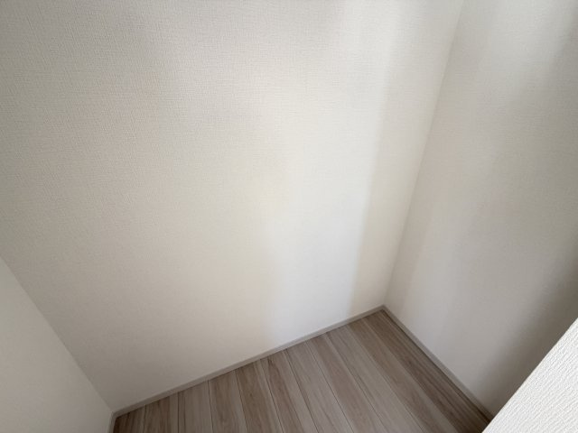 アーバンスタイル前橋下新田町1期　3号棟の収納|キッチン横にパントリー収納付きです☆棚を置いてストック品や調理器具の収納に重宝しますよ！