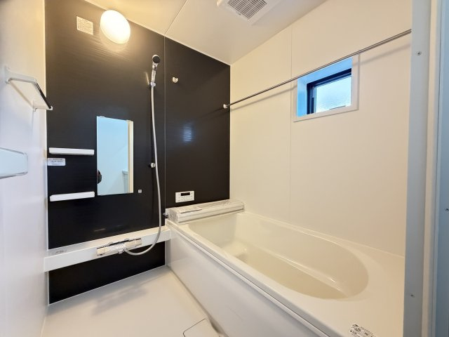アーバンスタイル前橋下新田町1期　3号棟の浴室|１坪タイプのフルオートバスです！
足を延ばして入れる広さなので一日の疲れも癒されますよ♪
室内物干しや浴室乾燥機もあるのでお天気の悪い日にはランドリースペースとしてもご利用できます！