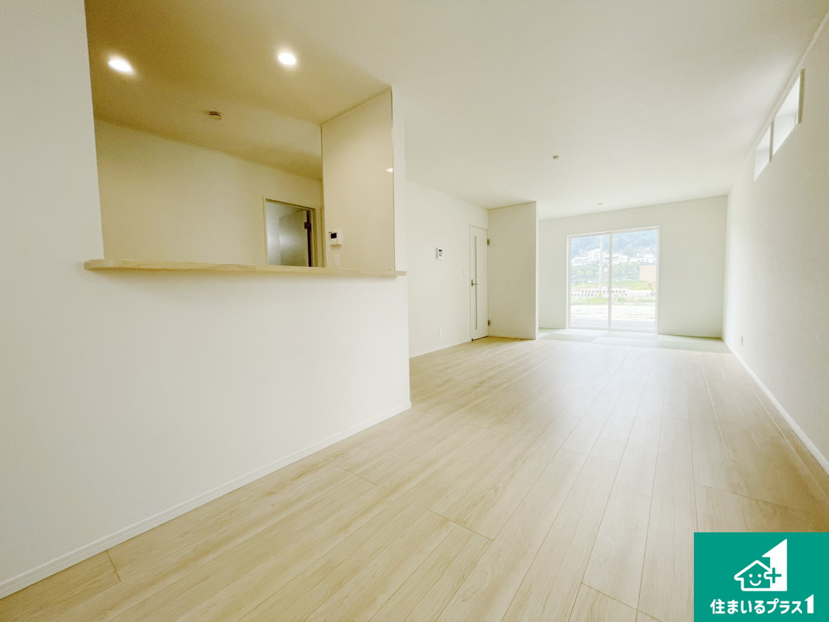 亀岡市曽我部町寺長縄手　第4期　新築一戸建ての居間・リビング|シンプルなリビングは、観葉植物等のインテリアを楽しめますね！パパ好みにも、ママ好みにも家具次第で雰囲気を変えることができます！