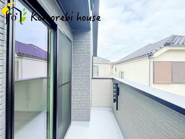 上尾市浅間台　新築一戸建て　タマタウン　02のバルコニー|開放的で明るい空間を演出してくれるバルコニーです