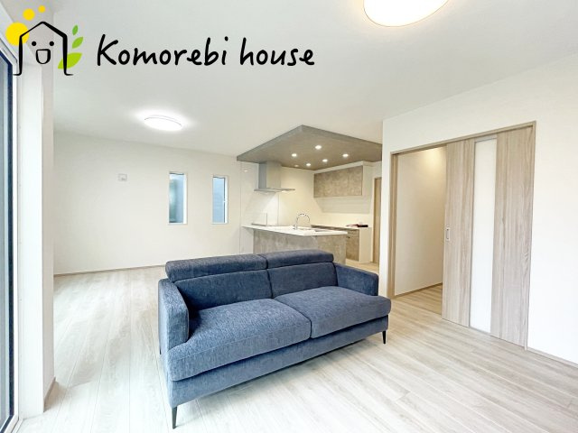 上尾市浅間台　新築一戸建て　タマタウン　02の居間・リビング|ゆったり過ごせる居間です