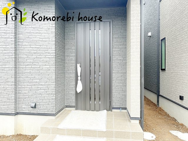 上尾市浅間台　新築一戸建て　タマタウン　02の玄関|収納もある玄関です