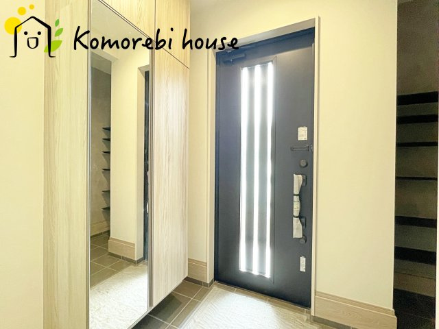 上尾市浅間台　新築一戸建て　タマタウン　02の玄関|明るい玄関です