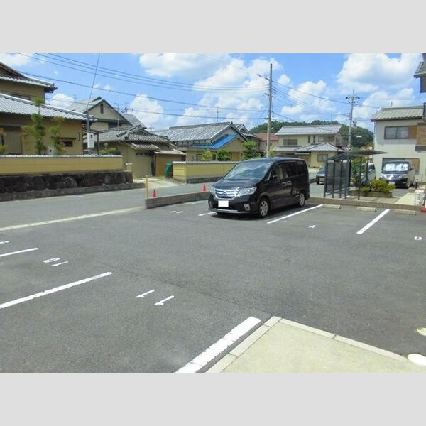 パルコートサン C棟の駐車場
