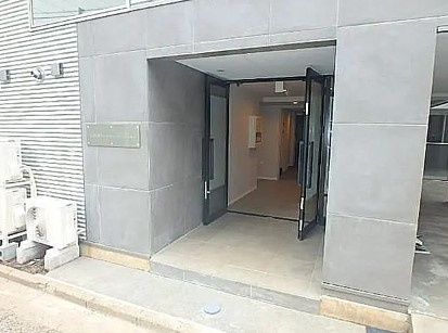 リベルタ東新宿のエントランス