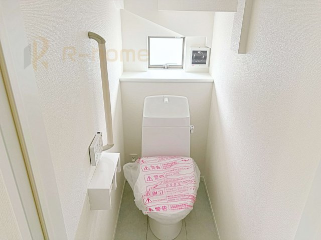 水戸市西原1丁目　新築戸建て　A号棟のトイレ|温水洗浄便座付きのトイレ。
トイレが２ヵ所設置で朝の忙しい時間でも安心です。