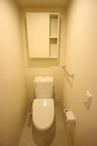 温水洗浄便座付きのトイレです♪