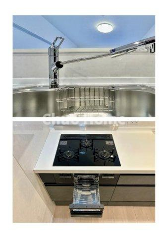 すまいる亀有7号棟のキッチン|【キッチン水栓】キッチン水栓はシャワーヘッドが伸びますのでシンクの隅々まで届きます。【三ツ口コンロ】奥様に好評な三ツ口コンロと魚焼きグリルです。