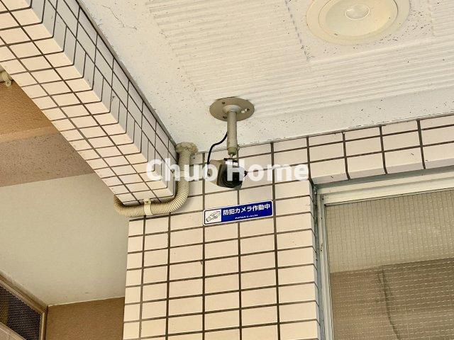 すまいる亀有7号棟の防犯設備|【防犯カメラ】何かあった時の大事な証拠になることももちろんなりますが、防犯というくらいですので大事なのは防犯カメラがあることによって抑止力につながることですよね。