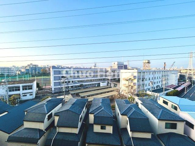 すまいる亀有7号棟の展望|手を伸ばせば、ふれることが出来そうな環境が、そのままインテリアになったような印象です。その豊かな眺望にふさわしい空間には、通風・採光にも優れ、心地よい光と風があふれています