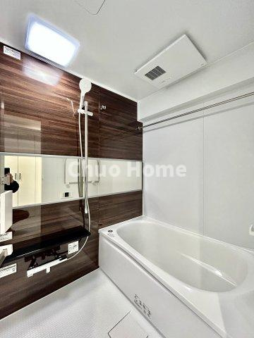 すまいる亀有7号棟の浴室|【バスルーム】暖房換気乾燥機付きシステムバスルーム。暖房・冷風・換気・乾燥など、毎日を快適に過ごせるうれしい機能が揃っています。雨の日の洗濯物も安心です。