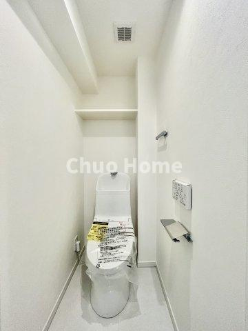 すまいる亀有7号棟のトイレ|【トイレ】 収納スペースをしっかりと確保した温水洗浄便座機能付きトイレ。温水洗浄便座は清潔にお使いいただくための大切なアイテムです。