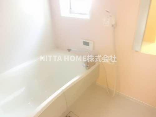 ローザ　レガーロの浴室|衛生面でも嬉しい浴室小窓付き★