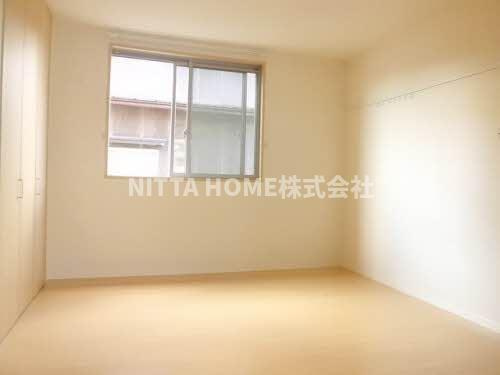 ローザ　レガーロの洋室|こちらの洋室は５．９帖です☆