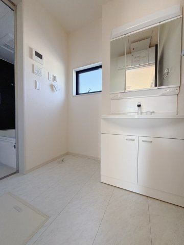 【中古戸建】伊勢崎市境保泉の独立洗面台|■洗面室｜ゆとりのある洗面脱衣室ではお子様と並んで歯磨きもできるので一緒に成長を楽しめます♪ひろびろとした洗面室で、朝の準備も楽しくなります☆.*