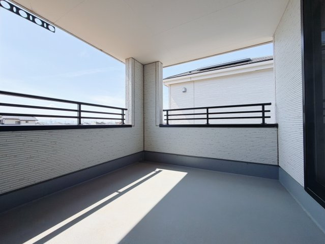 【中古戸建】伊勢崎市境保泉のバルコニー|■バルコニー｜プライバシーが守られたインナーバルコニーは、くつろぎの空間としても、アウトドアの空間としても活躍をしてくれます。