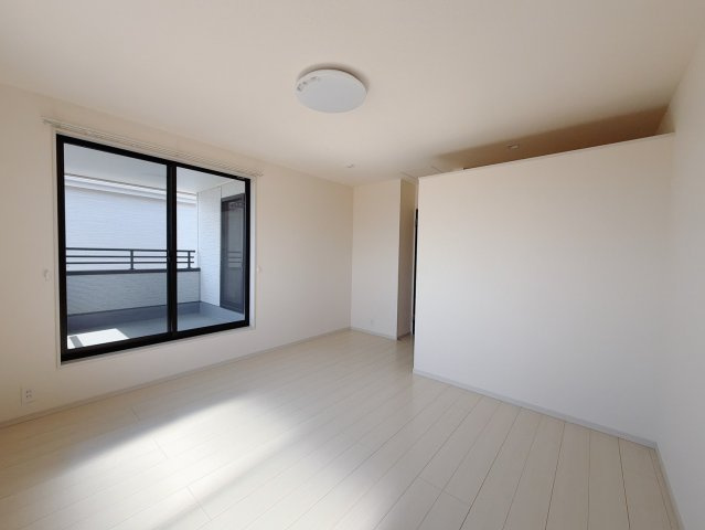 【中古戸建】伊勢崎市境保泉の寝室|■主寝室｜広い寝室ならインテリアも自由自在にお楽しみいただけます♪お外から帰ってきた後は寝室でゆっくり自分の時間をお過ごしください。