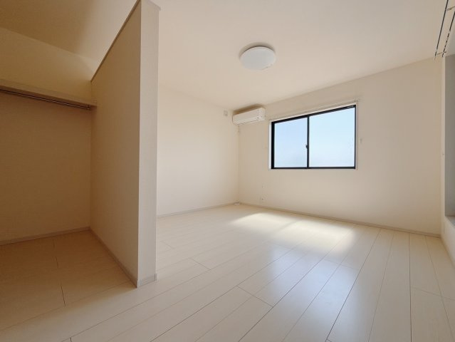 【中古戸建】伊勢崎市境保泉の寝室|■主寝室｜主寝室には夢のウォークインがございます♪お洋服やバッグだけでなく、増えていくお洋服やご家族での思い出の品もしっかりと収納します( ＾＾ )