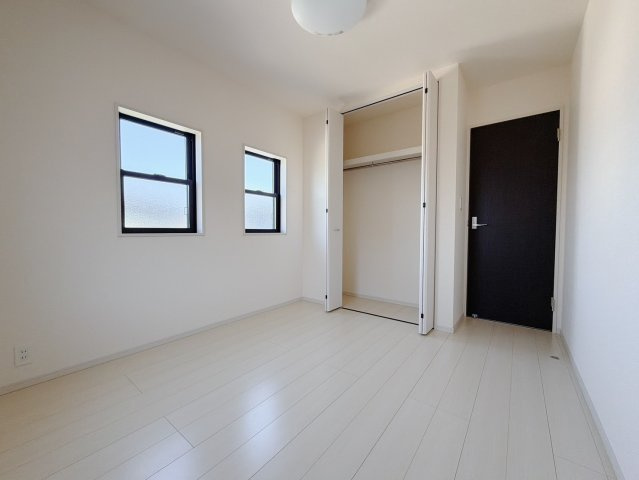 【中古戸建】伊勢崎市境保泉の洋室|■2階洋室｜ナチュラルカラーの床です。模様替えなどとても楽しく工夫できます♪陽当たり、風通しもとても良いので毎日快適な生活スタートです！子供部屋にも良いですね♪