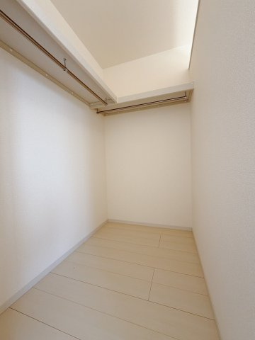 【中古戸建】伊勢崎市境保泉の収納|■WIC｜お気に入りのお洋服もシワを作らずきれいに管理ができる夢のウォークインクローゼット！今お使いの収納ケースもスッポリそのまま収まる広さです♪