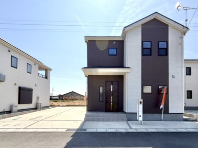 【中古戸建】伊勢崎市境保泉の外観|■外観｜特徴のある個性的な住まいと美しい街並み、そして住みやすい環境を、ぜひ現地でご覧になりませんか。お気軽にお問合せください(^^)  