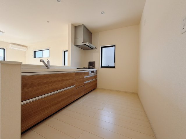 【中古戸建】伊勢崎市境保泉のキッチン|■キッチン｜作業がはかどる広々カウンタースペース。会話がはずむ「オープンキッチン」なので家族とのコミュニケーションも活発になります。