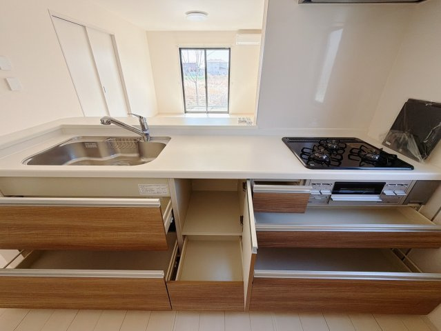 【中古戸建】伊勢崎市境保泉のキッチン|■キッチン｜全スライド式収納キッチン♪お皿や鍋の出し入れもラクラクです（＾＾）！