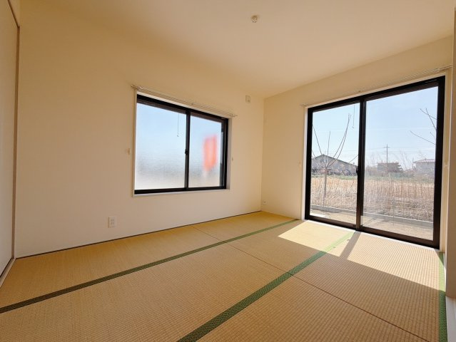 【中古戸建】伊勢崎市境保泉の和室|■1階和室｜リビングと繋がっている和室は、お子様の様子を見守りながらお洗濯物を畳んだり、家事の合間のちょっとした休憩やのんびりお昼寝にも♪セカンドリビングとしてもお使いいただけます。