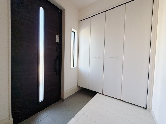 【中古戸建】伊勢崎市境保泉の玄関|■玄関｜毎日の「いってらっしゃい」や「お帰りなさい」を大切なご家族と過ごす玄関は〈使いやすさ〉を追求しております。玄関横の物入は急な来客時でもさっとお片付けできるスペースを確保しています。