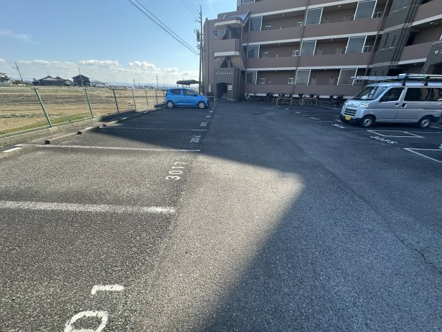サンヨウハイネスの駐車場