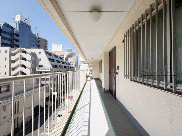 【その他共用部分】 | 大久保ハウス | 共用廊下です。ここもきれいに清掃されています。周囲のお部屋の様子も、ぜひ伺ってみてください。～即日のご見学可能～　お問合せはお気軽にどうぞ。
