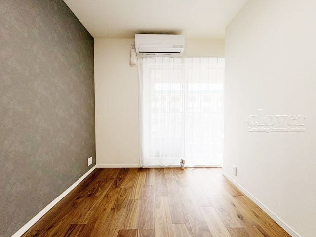 【子供部屋】 | 大久保ハウス | 洋室2　窓から明るい光が差し込む洋室。ベッドを置いて個人居室にする場合は、多くの時間を過ごすことになる空間です。使い勝手や落ち着きを想像してください。～即日のご見学可能～　お問合せはお気軽にどうぞ。